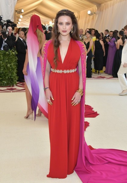 4 người đẹp nổi bật với đầm đỏ - 10
Ngôi sao 22 tuổi Katherine Langford lần đầu dự MET gala và hút hồn khán giả với bộ váy Prada, nữ trang Fred Leighton