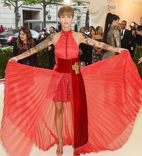 Những bộ cánh thảm họa tại MET gala 2018 - 18
Ruby Rose diện váy Tommy Hilfiger