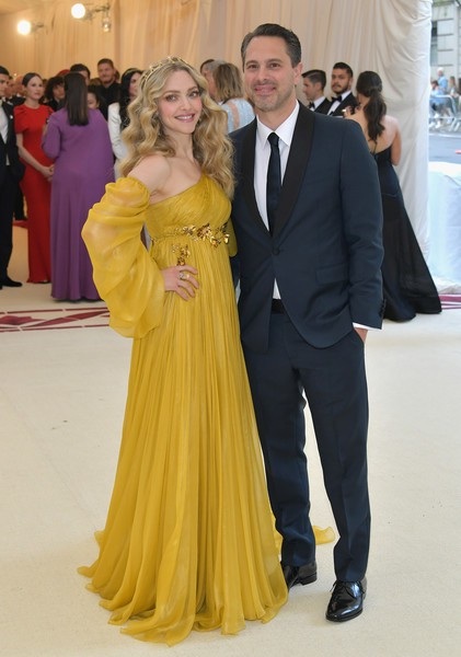 Dàn sao lộng lẫy váy áo dự gala thời trang MET - 37
Amanda Seyfriend sánh đôi chồng Thomas Sadoski. Cô diện váy của Prada