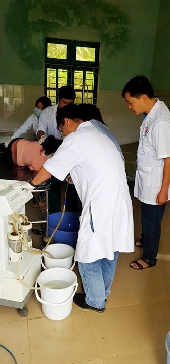 Buồn chuyện gia đình, thiếu nữ ăn lá ngón tự tử - 1 Các bác sĩ đang súc rửa dạ dày cấp cứu chị Ất. (Ảnh: Bác sĩ Thông)