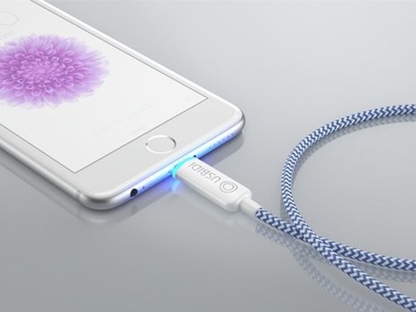 Những quan niệm sai lầm về cách dùng thiết bị công nghệ mà nhiều người vẫn tin - 8 Không nhất thiết lúc nào cũng phải sử dụng cáp sạc đi kèm theo smartphone