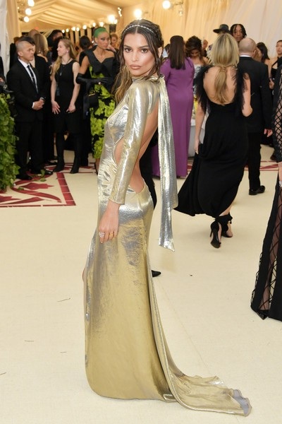 Emily Ratajkowski và Miley Cyrus khoe lưng trần quyến rũ - 1
Người mẫu Emily Ratajkowski khoe dáng gợi cảm tại MET gala 2018