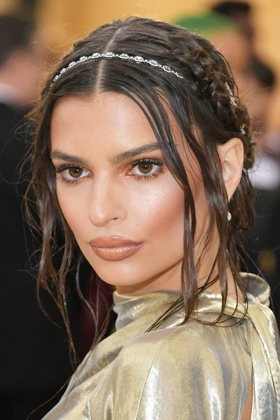 Emily Ratajkowski và Miley Cyrus khoe lưng trần quyến rũ - 4
Cận cảnh gương mặt trang điểm cầu kỳ của siêu mẫu 27 tuổi