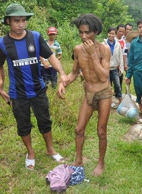 Nỗi buồn mất cha của "người rừng" Hồ Văn Lang - 1 Người rừng Hồ Văn Lang vào thời điểm vừa được đưa từ rừng sâu về cộng đồng (Ảnh H.Long)
