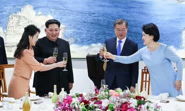 
Ông Kim Jong-un mang theo máy chế biến mỳ tới hội nghị thượng đỉnh liên Triều. (Ảnh: AFP)
