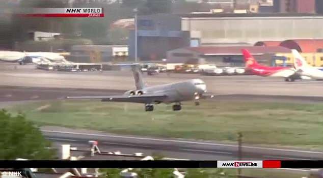Video máy bay nghi chở ông Kim Jong-un cất cánh tại Trung Quốc - 2 Máy bay VIP được cho là chở ông Kim Jong-un cất cánh từ sân bay ở Đại Liên (Ảnh: Dailymail)