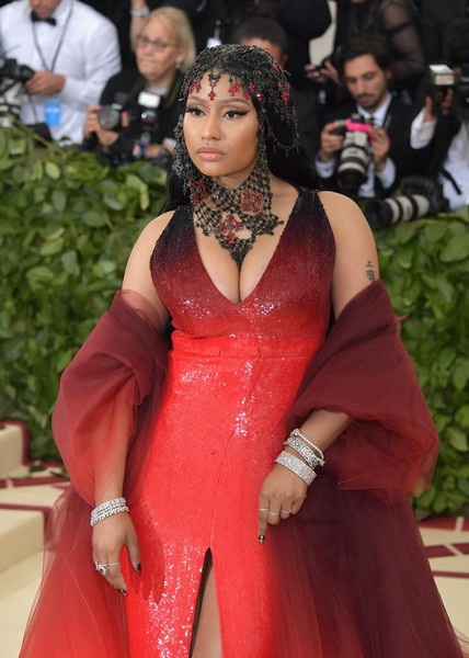 4 người đẹp nổi bật với đầm đỏ - 5
Nữ Rapper Nicki Minaj tận dụng tối đa cơ hội khoe ngực khủng