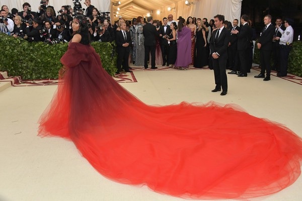 4 người đẹp nổi bật với đầm đỏ - 6
Ca sỹ 36 tuổi kiêu sa với váy đỏ Oscar de la Renta và nữ trang Tiffany & Co.