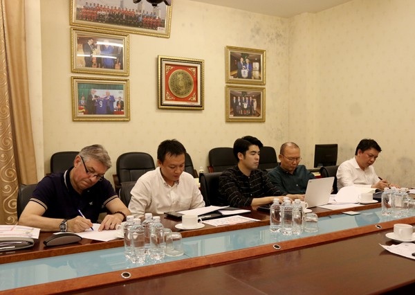 HLV Park Hang Seo và VFF đặt mục tiêu số 1 là AFF Cup 2018 - 1
HLV Park Hang Seo trong buổi làm việc với VFF chiều ngày 7/5