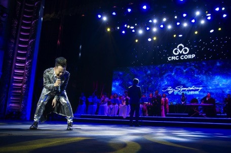 Tùng Dương và dàn nhạc thăng hoa trên sân khấu