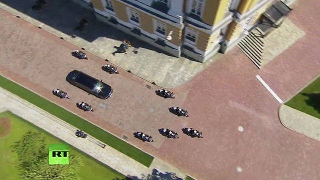 Cận cảnh chiếc xe bọc thép mới của ông Putin - 1
Chở ông Putin từ tới Điện Kremlin, chiếc limousine tổng thống mới nằm trong dự án Kortezh đầy tự hào của Nga.