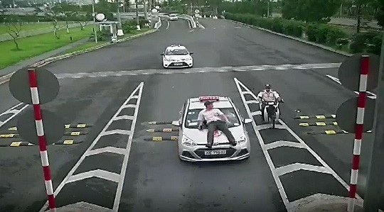 Bắt khẩn cấp tài xế taxi hất nhân viên an ninh hàng không lên nắp capo - 2 Hình ảnh vụ việc do camera an ninh ghi lại.
