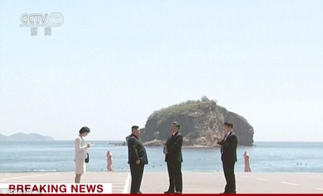 Video máy bay nghi chở ông Kim Jong-un cất cánh tại Trung Quốc - 3 Ông Kim Jong-un và ông Tập Cận Bình trò chuyện tại Đại Liên (Ảnh: BBC)