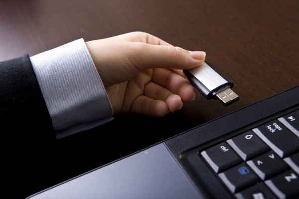 Những quan niệm sai lầm về cách dùng thiết bị công nghệ mà nhiều người vẫn tin - 9 Bạn có thể tháo USB trực tiếp khỏi máy tính mà không cần phải thực hiện các bước khác