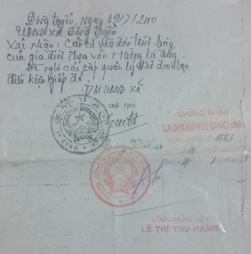 Bị người dân đồng loạt khởi kiện, Chủ tịch tỉnh Lào Cai lại chuẩn bị hầu tòa! - 6
“Đơn xin xác nhận quyền sử dụng đất” của gia đình ông Phạm Văn Hường được ông Doãn Văn Đà (nguyên Chủ tịch UBND xã Đồng Tuyển năm 1984 xác nhận) và ông Hoàng Văn Tào - Chủ tịch UBND xã Đồng Tuyển, thị xã Lào Cai, tỉnh Lào Cai đóng dấu xác nhận ngày 19/07/2000.