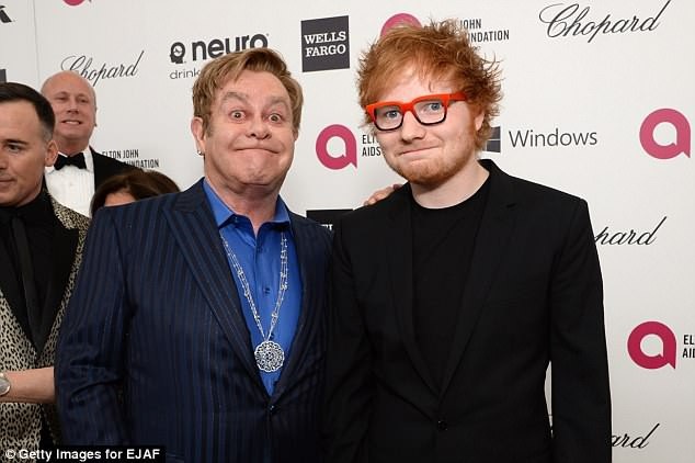 Ca sĩ gạo cội than thở vì phải nghe hit “Shape of You” quá nhiều - 1 Nam ca sĩ gạo cội Elton John (71 tuổi - trái) và nam ca sĩ trẻ Ed Sheeran (27 tuổi - phải)
