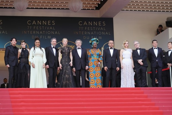 Kristen Stewart "chuẩn men" dự LHP Cannes - 13
Dàn giám khảo LHP Cannes: Từ trái qua: Chang Chen, Kristen Stewart, Ava DuVernay, Denis Villeneuve, jury president Cate Blanchett, and jury members Robert Guediguian, Khadja Nin, Andrey Zvyagintsev, Lea Seydoux