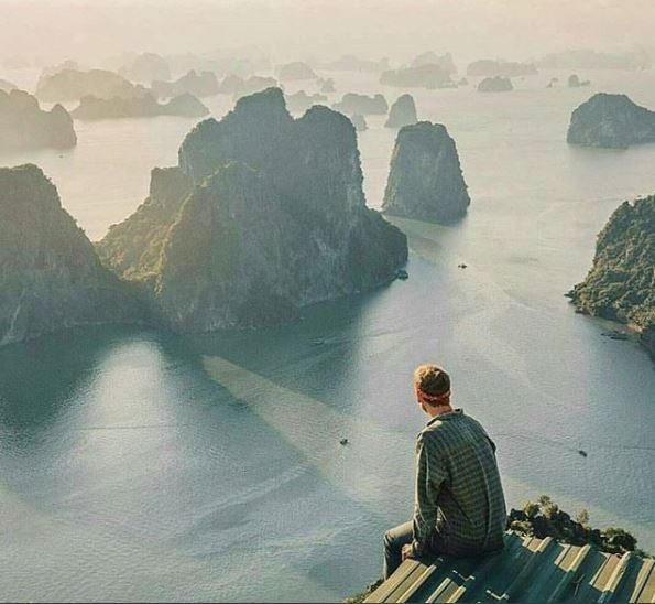Một du khách nước ngoài thích thú ghi lại vẻ đẹp Hạ Long nhìn từ Núi Bài Thơ. Ảnh: @stephen_zoot