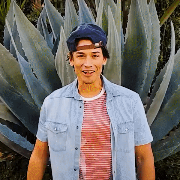 
Tạo ảnh động đảo ngược nước đầy ảo diệu. Đừng lo lắng vì Galaxy S9 có thể xử lý hoàn hảo trong trường hợp này bởi tính năng kháng nước/bụi hoàn hảo. Vào giao diện camera, nhấn chọn chế độ quay phim Super Slow-mo. Canh ô vuông màu vàng vào vị trí của chủ thể để máy tự phát hiện chuyển động. Nhờ đứa bạn thân ném quả bóng nước vào người và bấm quay, sau đó chọn xuất file ảnh GIF trong thư viện và chọn chế độ Đảo ngược trong phần chỉnh sửa chi tiết.
