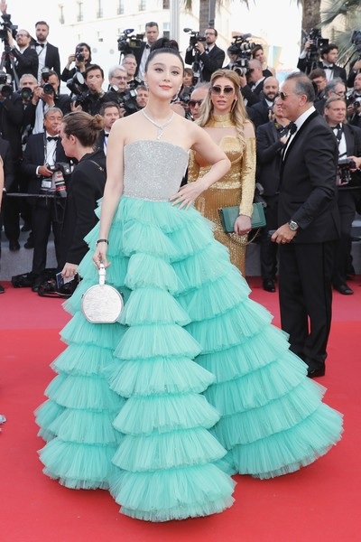 Phạm Băng Băng đẹp như búp bê trên thảm đỏ Cannes 2018 - 5
Minh tinh người Trung Quốc là khách VIP của LHP Cannes hàng năm và năm nay cô cũng có mặt trong lễ khai mạc