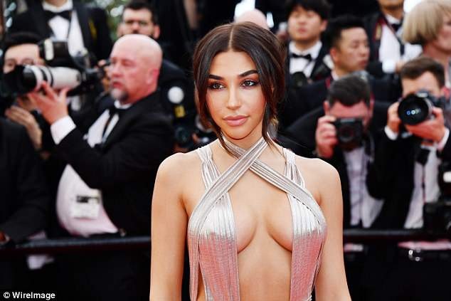 "Tình cũ" Justin Bieber "hở bạo" tại LHP Cannes - 4
Hiện tại cô được cho là đang bí mật hẹn hò với ca sỹ từng giành giải Grammy The Weeknd