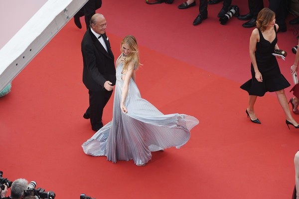"Tình cũ" Justin Bieber "hở bạo" tại LHP Cannes - 6
Romee Strijd cùng ông chủ hãng kim cương Fawaz Gruosi dự ra mắt phim Everybody Knows (Todos Lo Saben