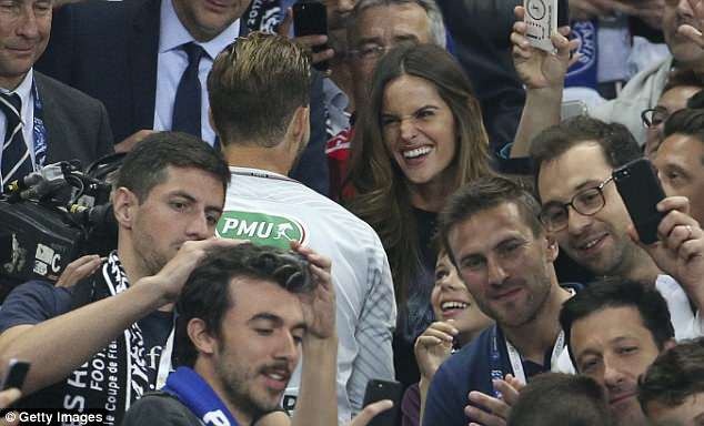 Izabel Goulart hạnh phúc bên bạn trai kém tuổi - 1
Siêu mẫu Izabel Goulart tới cổ vũ bạn trai Kevin Trapp khi CLB Paris Saint-Germain của anh này thi đấu trận chung kết cúp quốc gia Pháp.