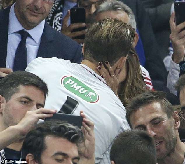Izabel Goulart hạnh phúc bên bạn trai kém tuổi - 2
Paris Saint-Germain giành chiến thắng 2 - 0 trước Les Herbiers và có danh hiệu thứ 3 trong mùa giải này sau Ligue 1 và cúp Liên đoàn Pháp