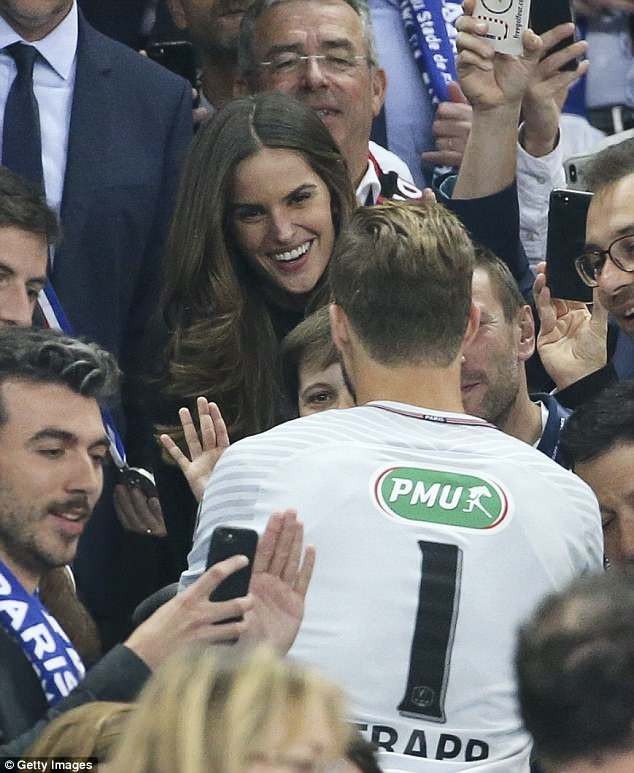 Izabel Goulart hạnh phúc bên bạn trai kém tuổi - 3
Siêu mẫu người Brazil rất tự hào về chiến thắng của CLB Paris Saint-Germain