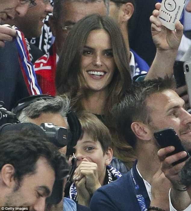 Izabel Goulart hạnh phúc bên bạn trai kém tuổi - 5
Người đẹp 33 tuổi và bạn trai 27 tuổi hò hẹn từ 3 năm trước
