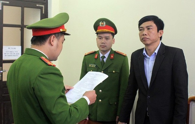 Lê Anh Tuấn nghe CQĐT Công an huyện Thạch Hà tống đạt quyết định khởi tố vụ án.