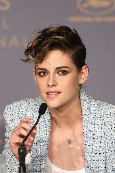 Kristen Stewart "chuẩn men" dự LHP Cannes - 2
Nữ diễn viên 28 tuổi diện áo vest chỉn chu của Chanel