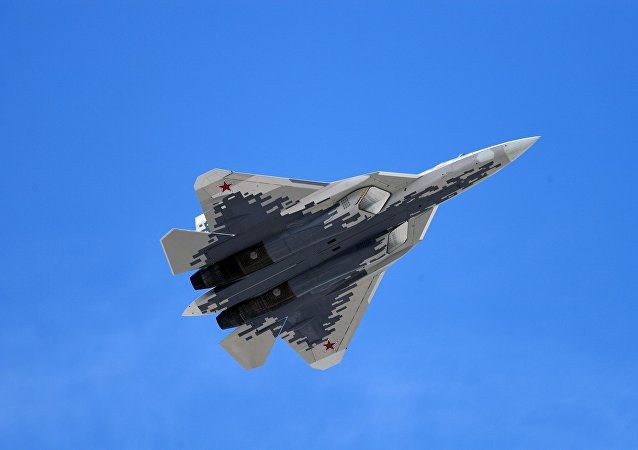 Dàn vũ khí hùng hậu của Nga trong lễ duyệt binh - 13 Máy bay chiến đấu đa nhiệm thế hệ 5 Su-57 sải cánh trên Quảng trường Đỏ. Su-57 có thể tấn công các mục tiêu cả trên mặt đất lẫn trên không, ngoài ra còn có khả năng tàng hình và được mệnh danh là “bóng ma bầu trời”. Su-57 có thể bay ở tốc độ siêu âm và mang theo nhiều loại vũ khí.