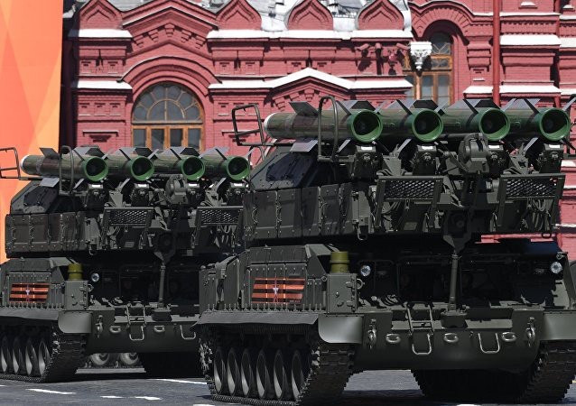 Dàn vũ khí hùng hậu của Nga trong lễ duyệt binh - 6 Đoàn xe chở hệ thống tên lửa phòng không Tor-M2 và Buk-M2 tiến vào Quảng trường Đỏ. Buk-M2 có thể xác định 24 mục tiêu cùng một lúc, tiêu diệt các mục tiêu ở khoảng cách 50 km và độ cao lên tới 25 km.