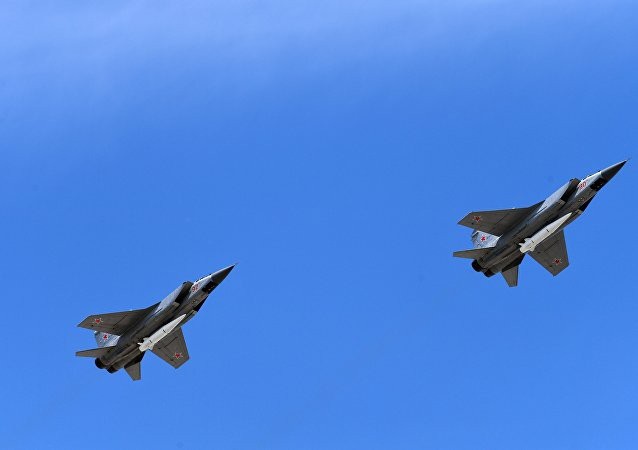 Dàn vũ khí hùng hậu của Nga trong lễ duyệt binh - 12 Tên lửa siêu thanh Kinzhal mới nhất của Nga được gắn bên dưới bụng máy bay đánh chặn MiG-31K trong lễ duyệt binh tại Quảng trường Đỏ.