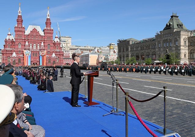 Những hình ảnh ấn tượng trong lễ duyệt binh Ngày Chiến Thắng của Nga - 5
Tổng thống Putin đọc diễn văn kỷ niệm 73 năm Ngày Chiến Thắng phát xít Đức trước khi lễ duyệt binh bắt đầu.