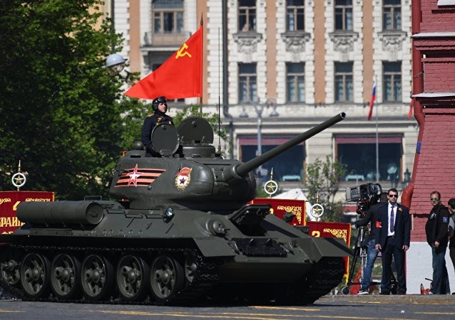 Những hình ảnh ấn tượng trong lễ duyệt binh Ngày Chiến Thắng của Nga - 11
Xe tăng T-34 mở đầu phần diễu hành của các phương tiện cơ giới quân sự.