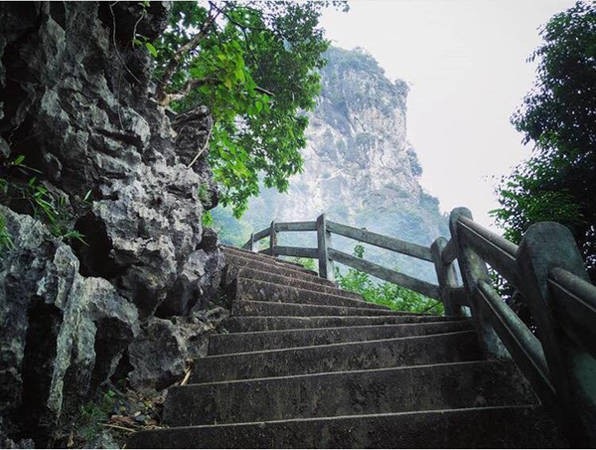 Đường lên chinh phục Núi Bài Thơ nhiều đoạn được xây dựng bậc thang khá dễ đi. Ảnh: @cucgach_return