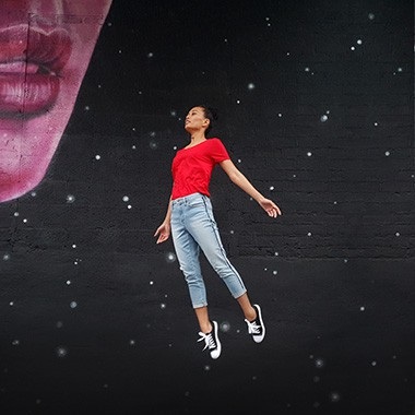 Chế độ Burst Shot là vũ khí bí mật để tạo bức ảnh bay giữa không trung ảo diệu. Chỉ cần nhấn và giữ nút chụp, Galaxy S9 sẽ tự động chụp 20 bức ảnh trở lên khi bạn bật nhảy. Sau đó vào thư viện, chọn hình ảnh vừa ý nhất, có thể sáng tạo nhiều tư thế độc lạ hơn như đang bay lên trời, đang rơi,.... Chế độ chụp Burst Shot hoạt động tốt nhất khi đủ sáng, vì vậy hãy tận dụng những khoảnh khắc ngoài trời và lưu lại những hình ảnh độc, đỉnh.