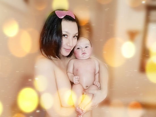 Tình cũ Lý Hùng lo sợ khi lần đầu làm mẹ ở tuổi 40 - 3 Y Phụng lưu lại lại kỷ niệm đẹp với con gái đầu lòng. Ảnh: Tân Đà Lạt