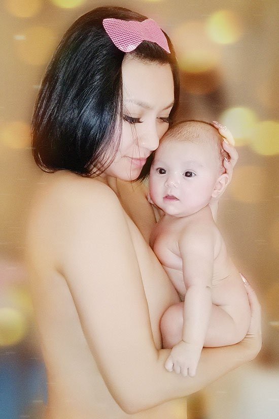 Tình cũ Lý Hùng lo sợ khi lần đầu làm mẹ ở tuổi 40 - 5 Y Phụng và con gái được 2 tháng tuổi. Ảnh: Tan Da Lat.