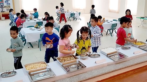 Bữa ăn trường học vẫn còn là nỗi lo - 1
Bữa ăn buffet của học sinh Trường Mầm non Xuân La, quận Tây Hồ, Hà Nội.