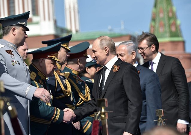 Những điểm nhấn tiêu biểu trong lễ duyệt binh hoành tráng của Nga - 1 Tổng thống Nga Vladimir Putin và Thủ tướng Israel Benjamin Netanyahu bắt tay chỉ huy các đơn vị quân sự Nga (Ảnh: Sputnik)