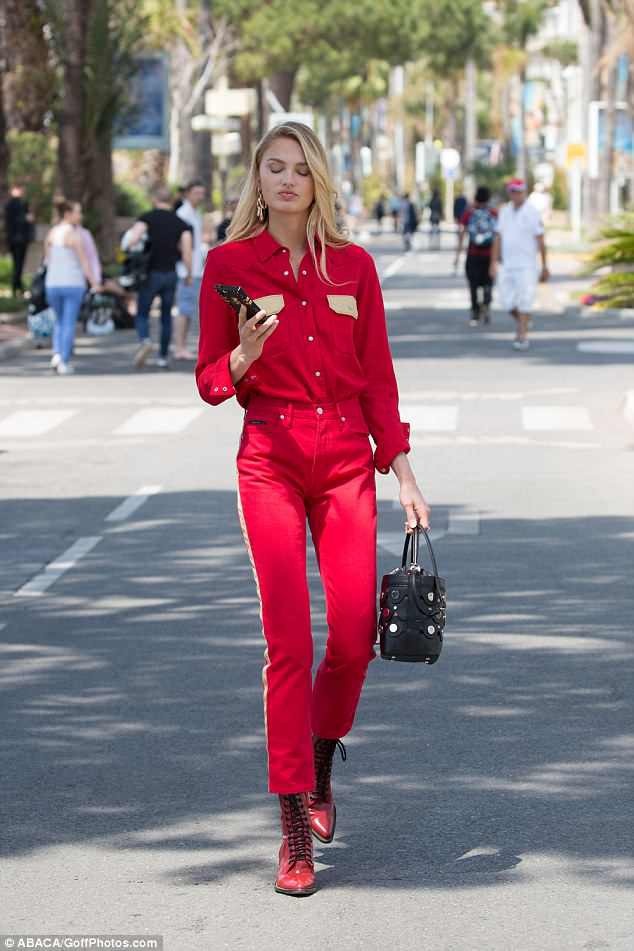 "Thiên thần" của Victoria's Secret đẹp "như mộng" trên thảm đỏ Cannes - 18
Romee luôn được thợ săn ảnh bám theo mọi lúc, mọi nơi.