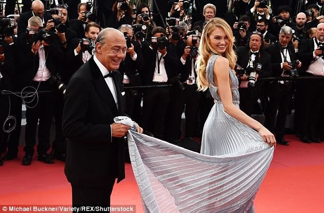 "Thiên thần" của Victoria's Secret đẹp "như mộng" trên thảm đỏ Cannes - 7
Romee Strij sở hữu tóc vàng, chiều cao 181cm và là cái tên đang lên trong làng thời trang.