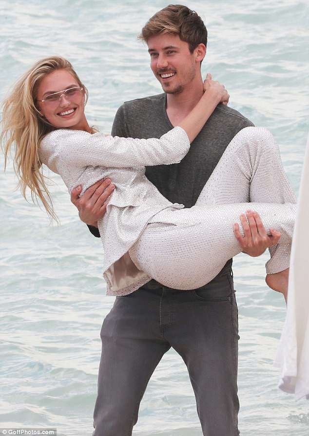 "Thiên thần" của Victoria's Secret đẹp "như mộng" trên thảm đỏ Cannes - 9
Romee hạnh phúc khi được bạn trai bế bổng và chụp ảnh.