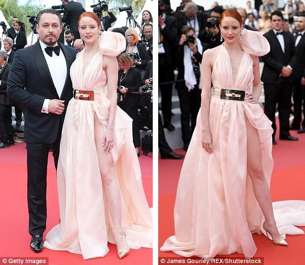 Dàn mỹ nhân mặc gì trong đêm khai mạc LHP Cannes 2018? - 27
Barbara Meier khoe chân thon với đầm xẻ cao táo bạo.