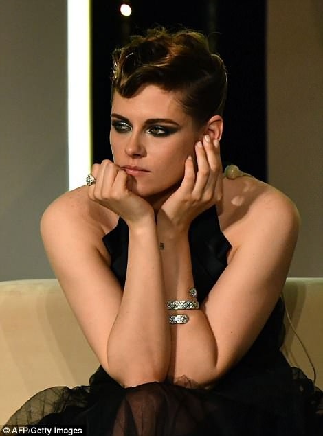 Dàn mỹ nhân mặc gì trong đêm khai mạc LHP Cannes 2018? - 29
Kristen Stewart đăm chiêu trong lần đầu ngồi ghế nóng tại LHP Cannes.