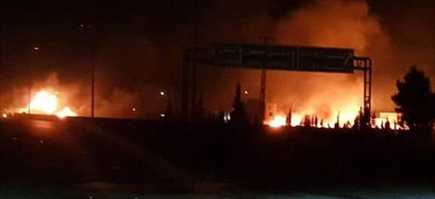 Syria bị tấn công tên lửa ngay sau khi Mỹ rút khỏi thỏa thuận hạt nhân Iran - 1
Các tên lửa nhằm vào khu vực lân cận thủ đô Damascus của Syria đêm 8/5. (Ảnh: Sputnik)