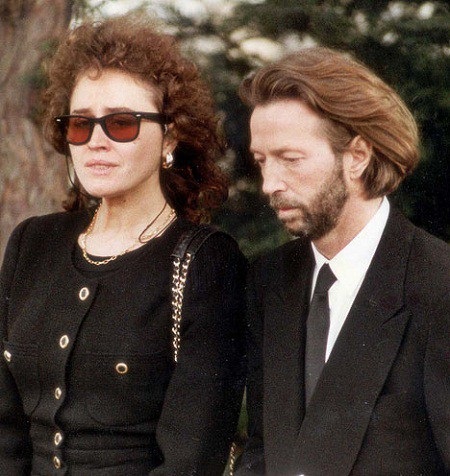 Eric và vợ cũ trong đám tang của con trai